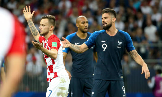 随着深度的 随着深度的